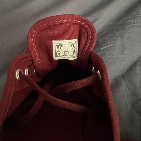 Burgundy Vans ladies - Picture 3 of 3